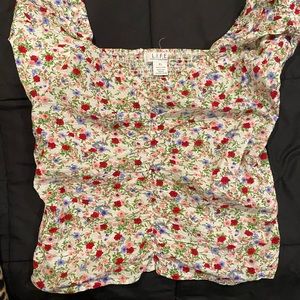 Super cute puff sleeve top!